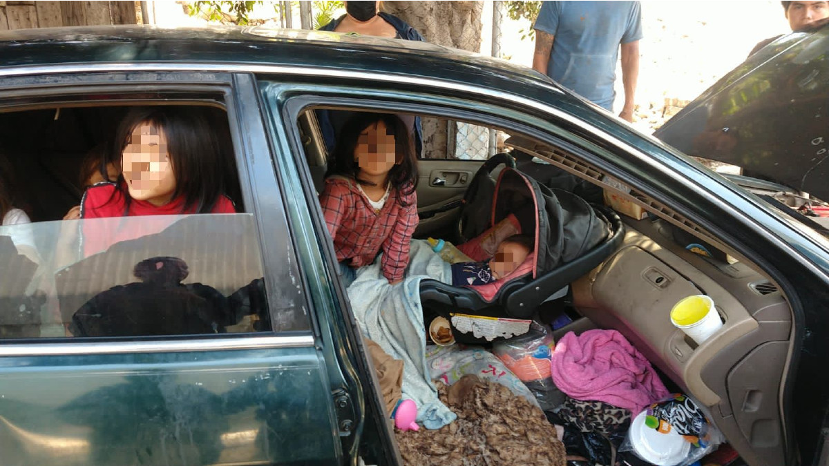 Policía de Tijuana rescata a 8 menores de EU: vivían dentro de un carro