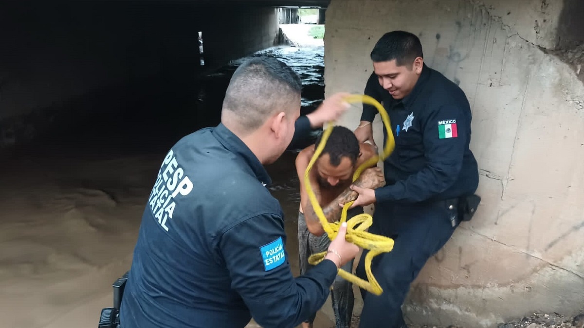 Sonora: policía y bomberos rescatan a hombre atrapado en puente por las lluvias