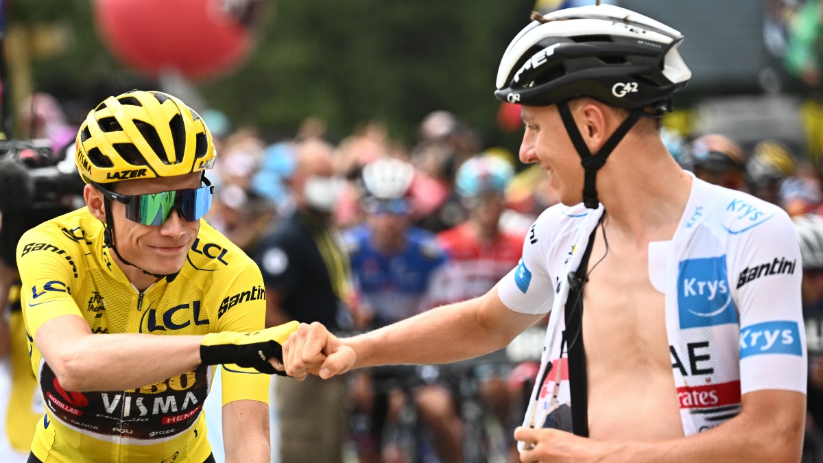 Ciclista se cae en Tour de Francia, su rival lo espera para seguir compitiendo por el liderato