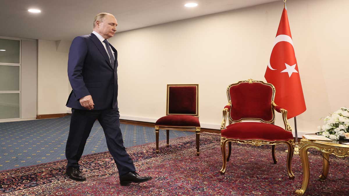 Por 50 segundos, Putin estuvo parado en una habitación; esperaba al presidente turco