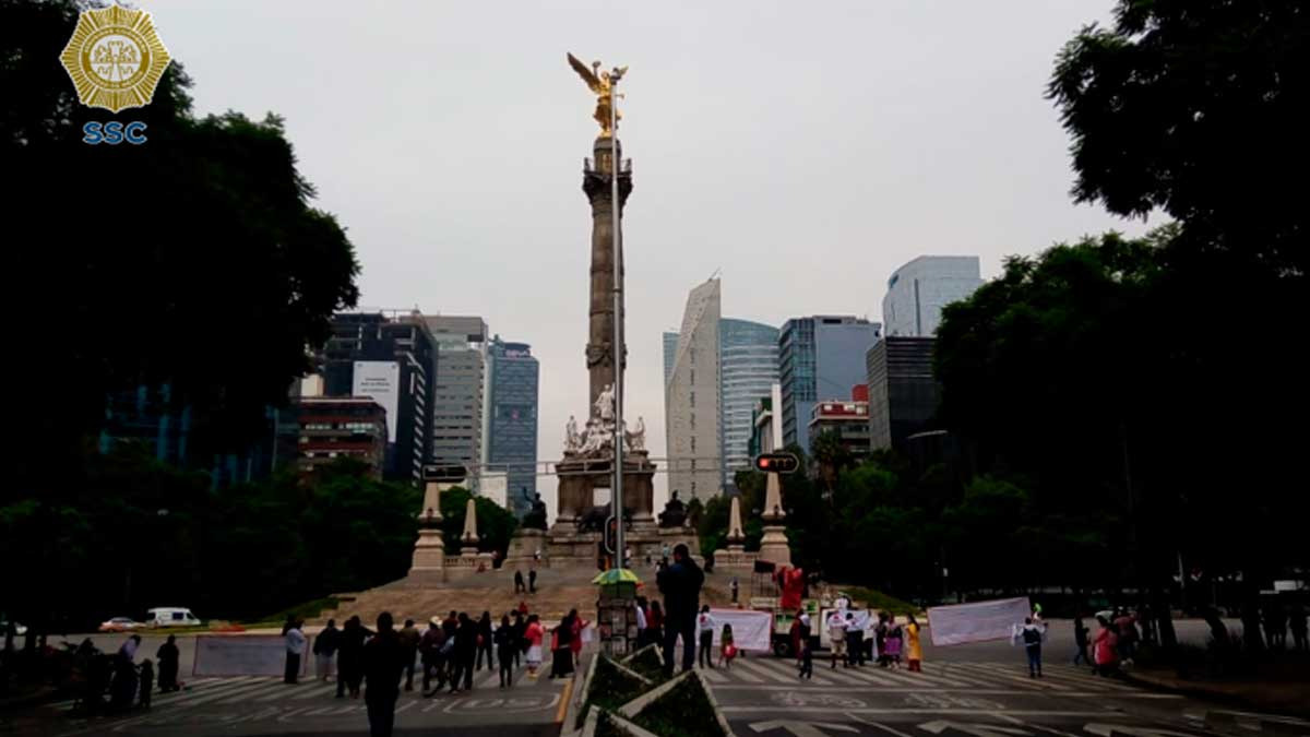 Manifestantes bloquean Reforma a la altura del Ángel en ambos sentidos; ve ruta alterna  