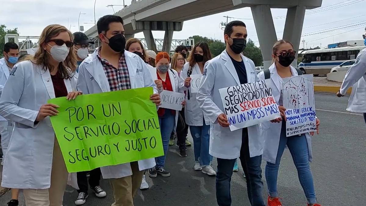 “Hombres armados nos exigen atención a punta de pistola”: denuncian médicos pasantes en Zacatecas