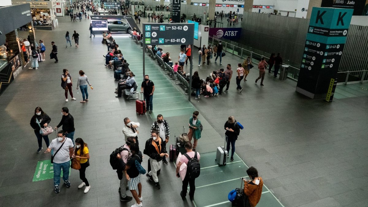 “La trataron como maleta”: Señalan a aerolínea por perder a menor en custodia en el AICM
