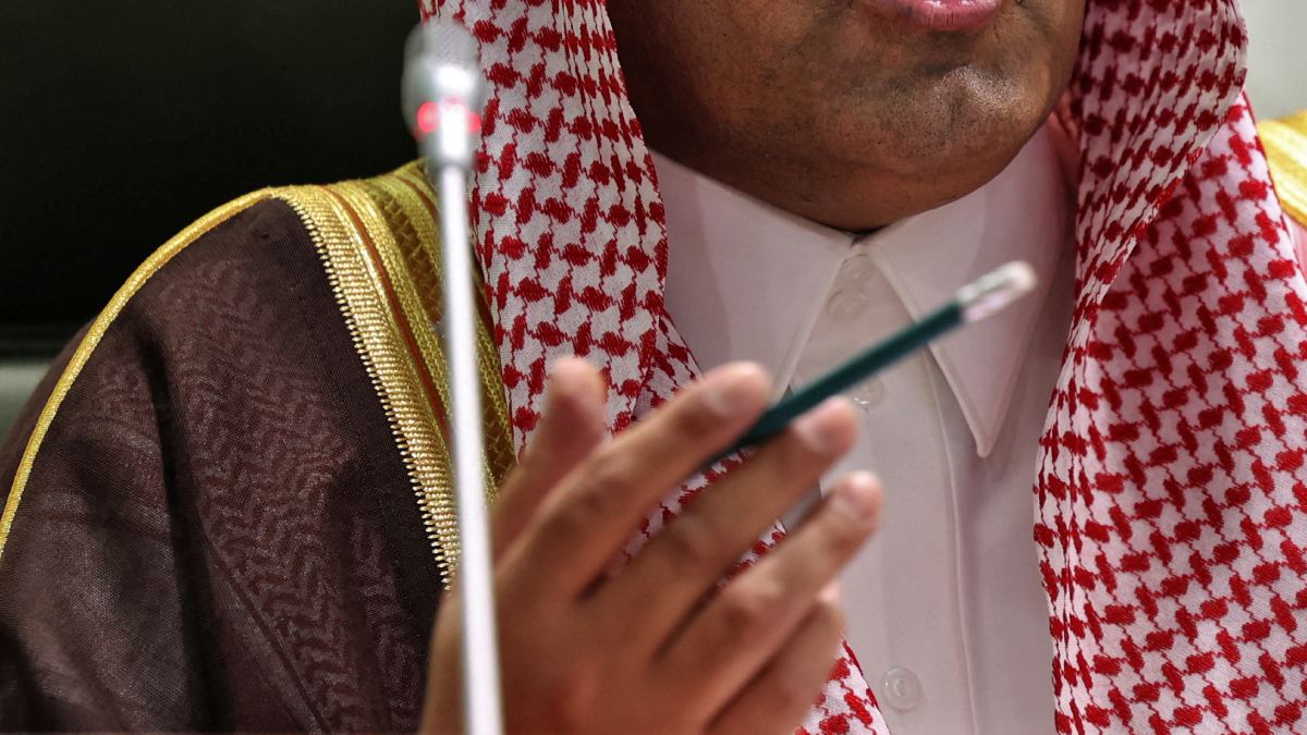 ¡Imágenes fuertes!: Muere embajador saudí en pleno discurso