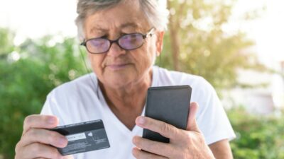 Pensión Bienestar: alertan a adultos mayores de engaños en redes sobre cancelación de pagos