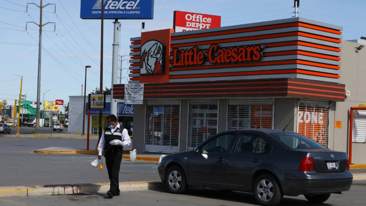 Imágenes fuertes: cámaras de seguridad captan momento de ataque a balazos a pizzería en Ciudad Juárez
