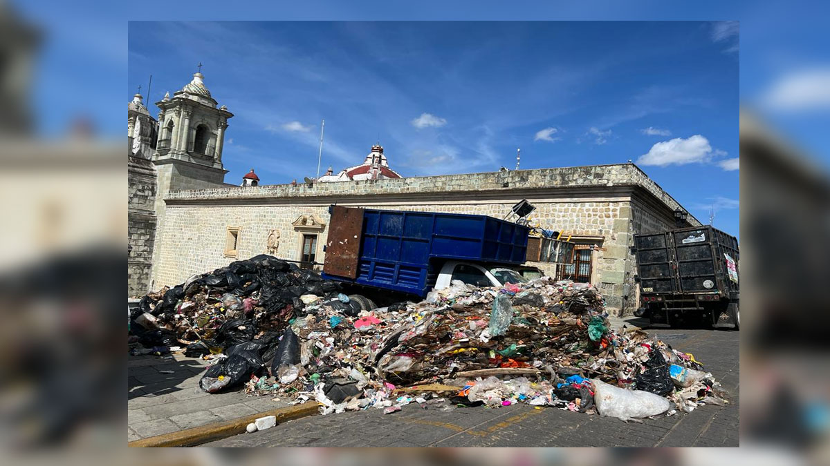 Recolectores se manifiestan y arrojan basura en el Palacio Municipal de Oaxaca