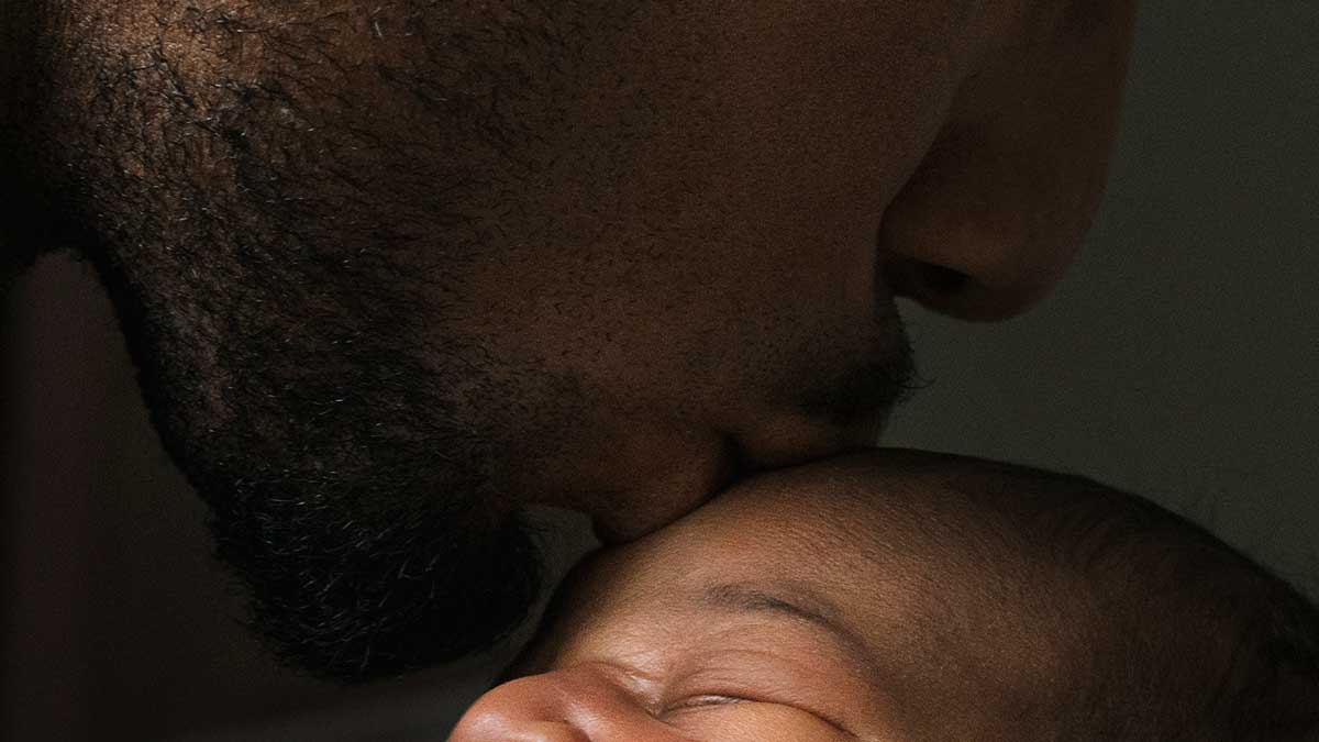 La pequeña bebé, Ava, tiene seis semanas de nacida y besó a su padre. Foto: Getty Images