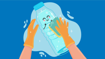 Tu botella de agua puede cosechar miles de bacterias dañinas; así debes limpiarla