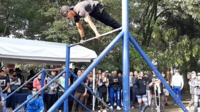 Ciudadanos y policías compitieron en el Primer Torneo de Barras Fusión Street Workout