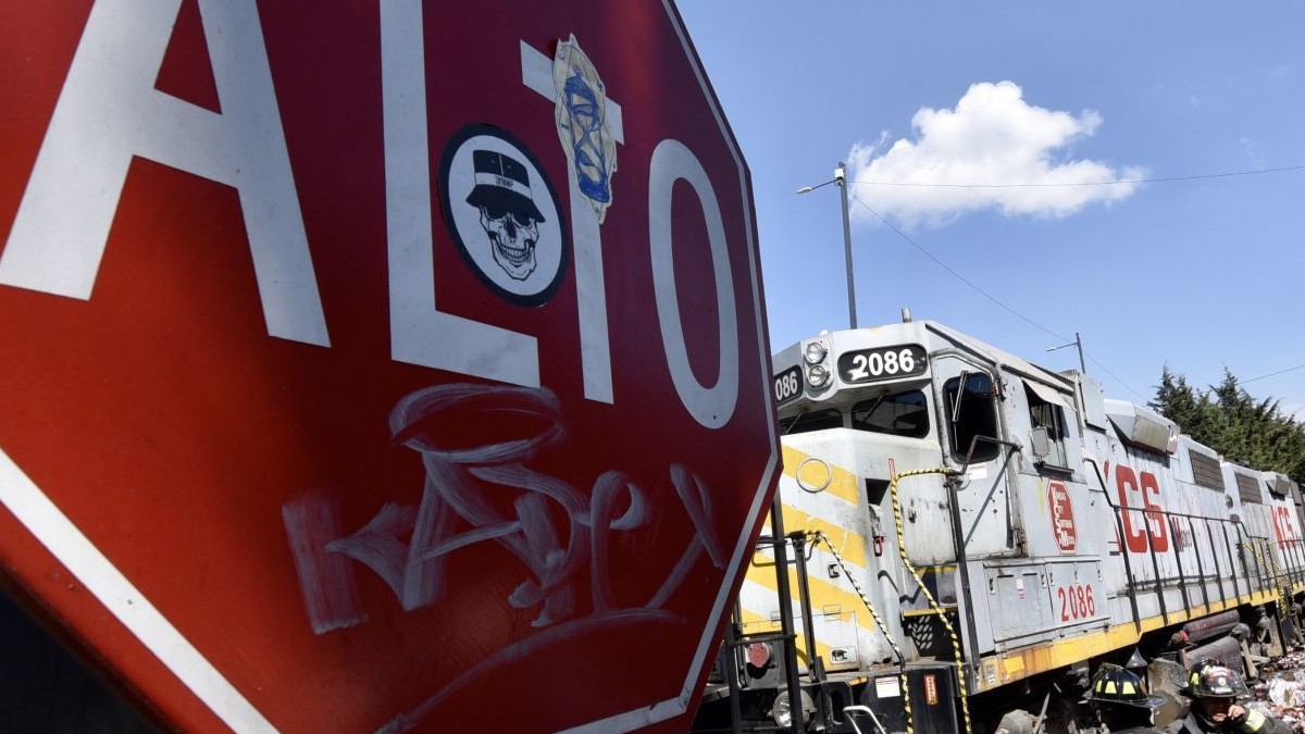 El conductor de una camioneta no se salvó de que un tren lo embistiera cuando trataba de cruzar las vías ferroviarias de Tula, Hidalgo.