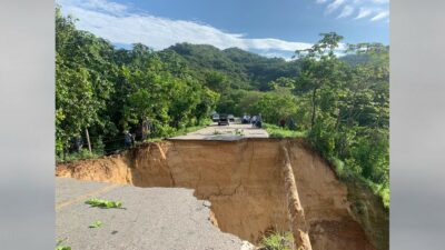 Guerrero: carretera Tlacoachistlahuaca–Metlatónoc se parte en 2 por lluvias