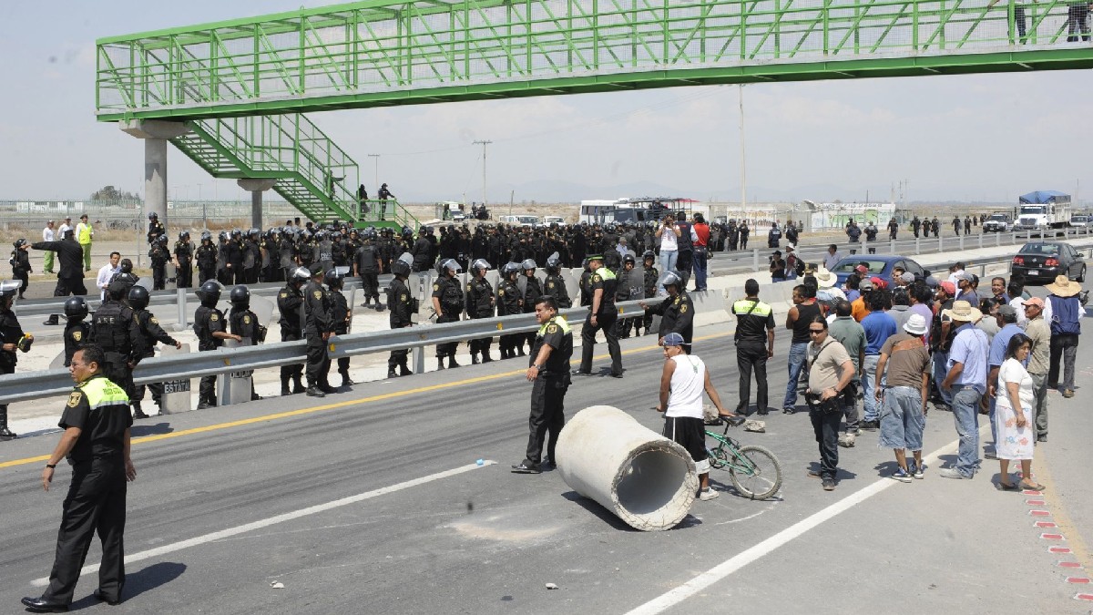 Habitantes de Chimalhuacán bloquean Circuito Exterior Mexiquense