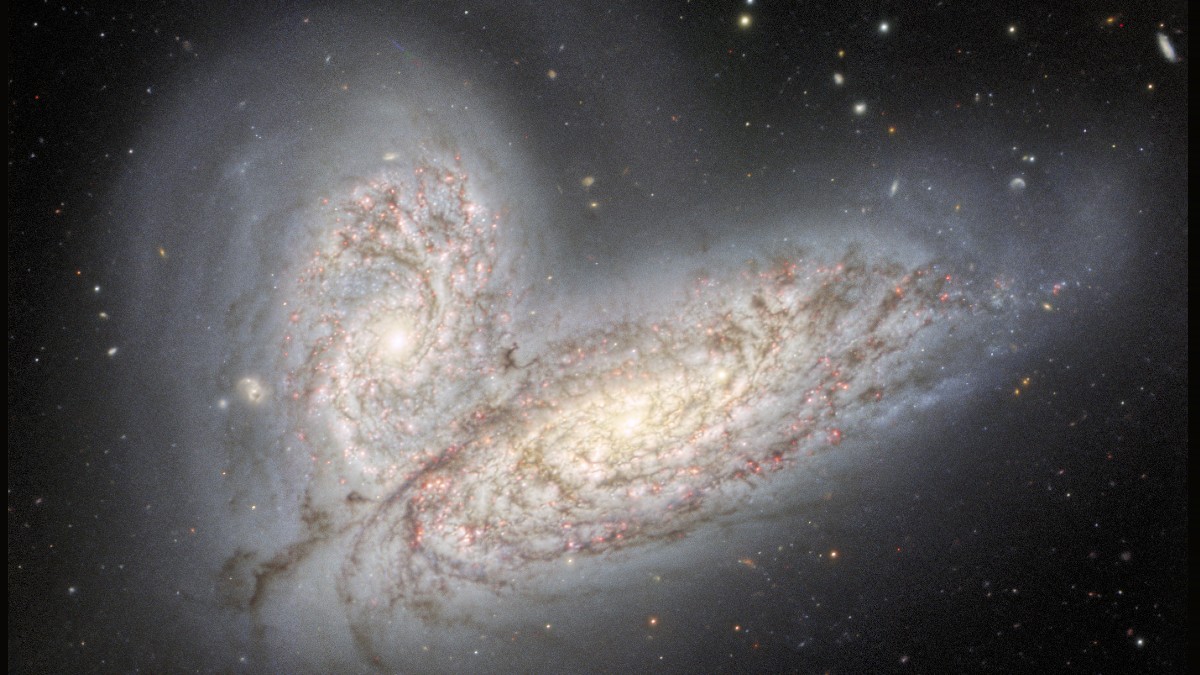 Captan imagen de dos galaxias fusionándose, forman una “mariposa cósmica”