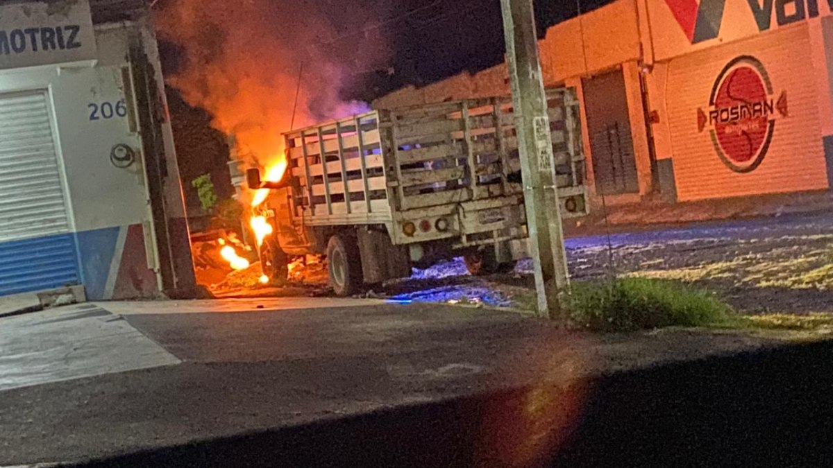 Ahora en Colima: se registran incendios de vehículos tras captura de la “Vaca” en CDMX