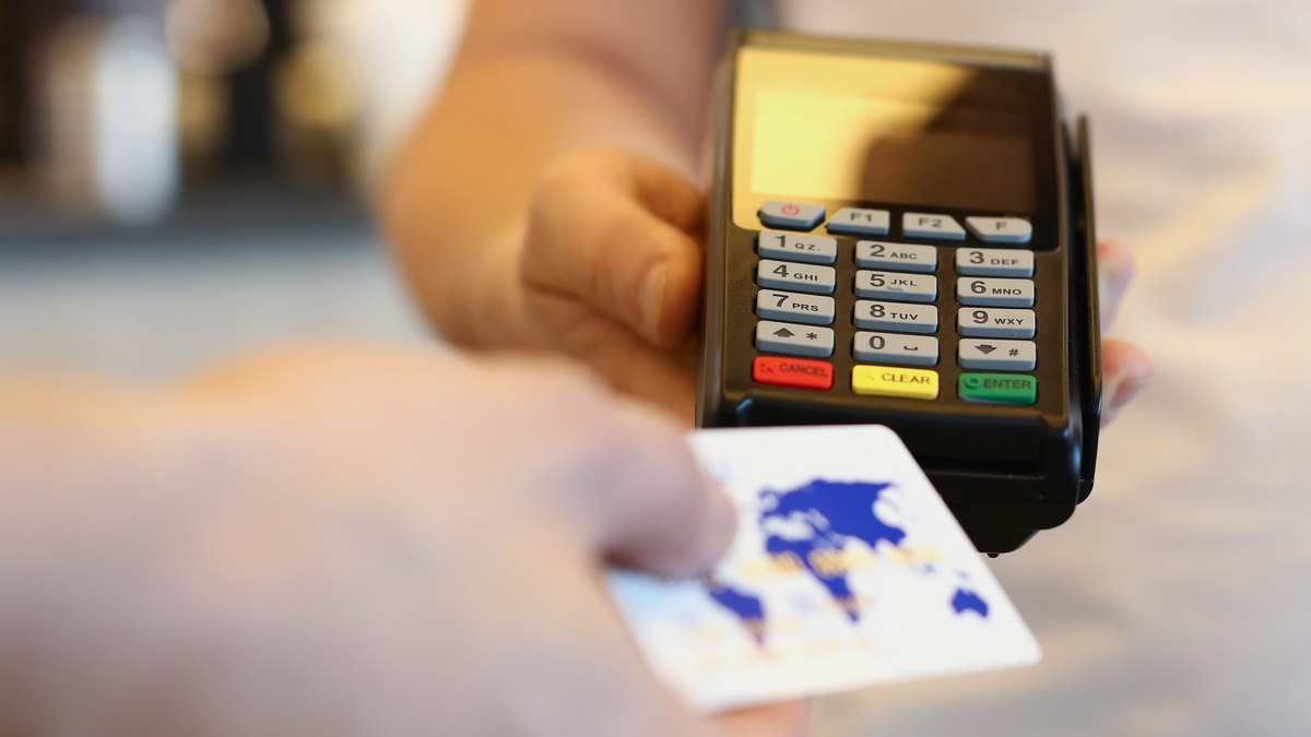 ¿Te pueden cobrar comisión por pagar con tarjeta de crédito o débito?