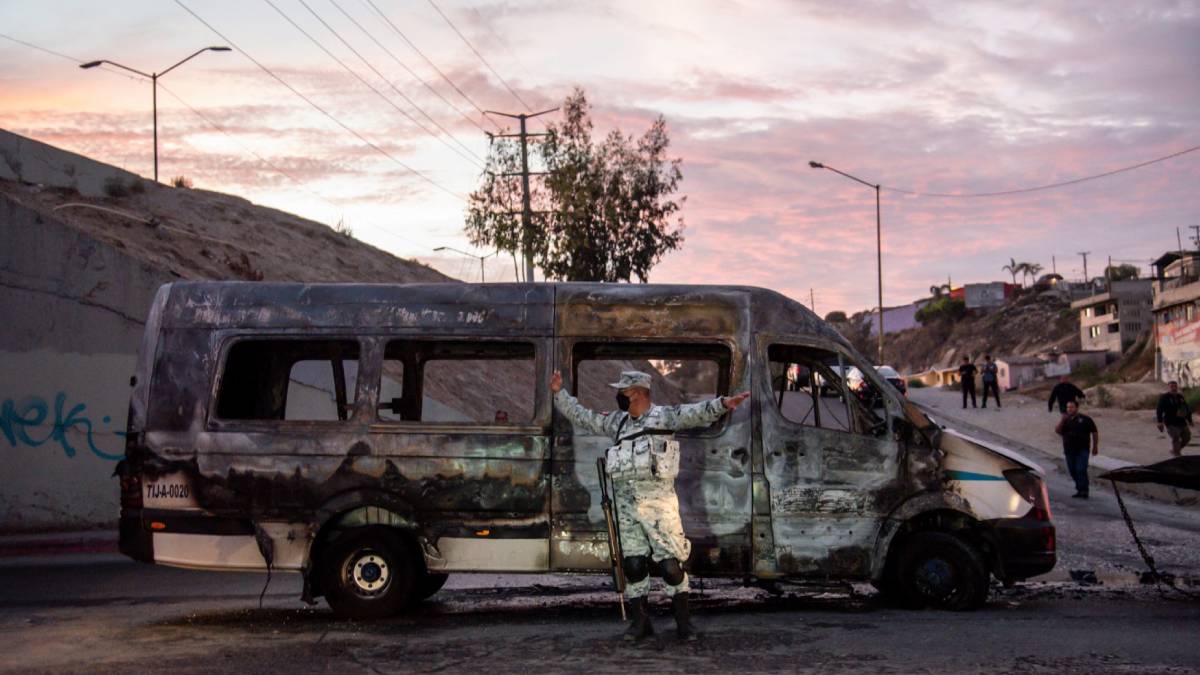 Bloqueos y quemas de vehículos en BC: fue el CJNG; hay 17 detenidos