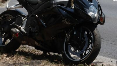 Motociclista da “raite” a oficial; perseguía un ladrón en la CDMX