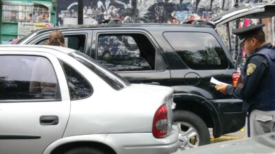 Multas en CDMX por estacionarse en doble fila durante el regreso a clases 2022