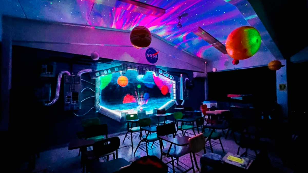 ¡Como galáctico! Vuelve el “Profe Chido” de Nuevo León, sorprende a alumnos con temática espacial de la NASA; ve video