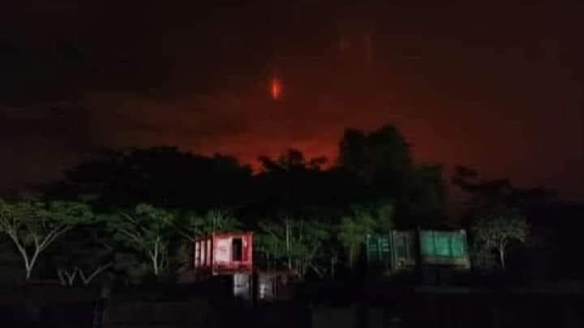 En Comalcalco, Tabasco, reportan extrañas luces rojas en el cielo