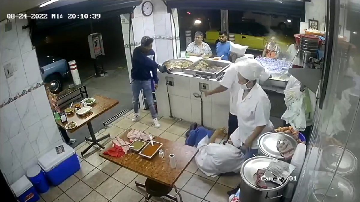 ¡No se vale! Captan en video violento asalto en taquería de Guadalajara; golpean a empleados y comensales