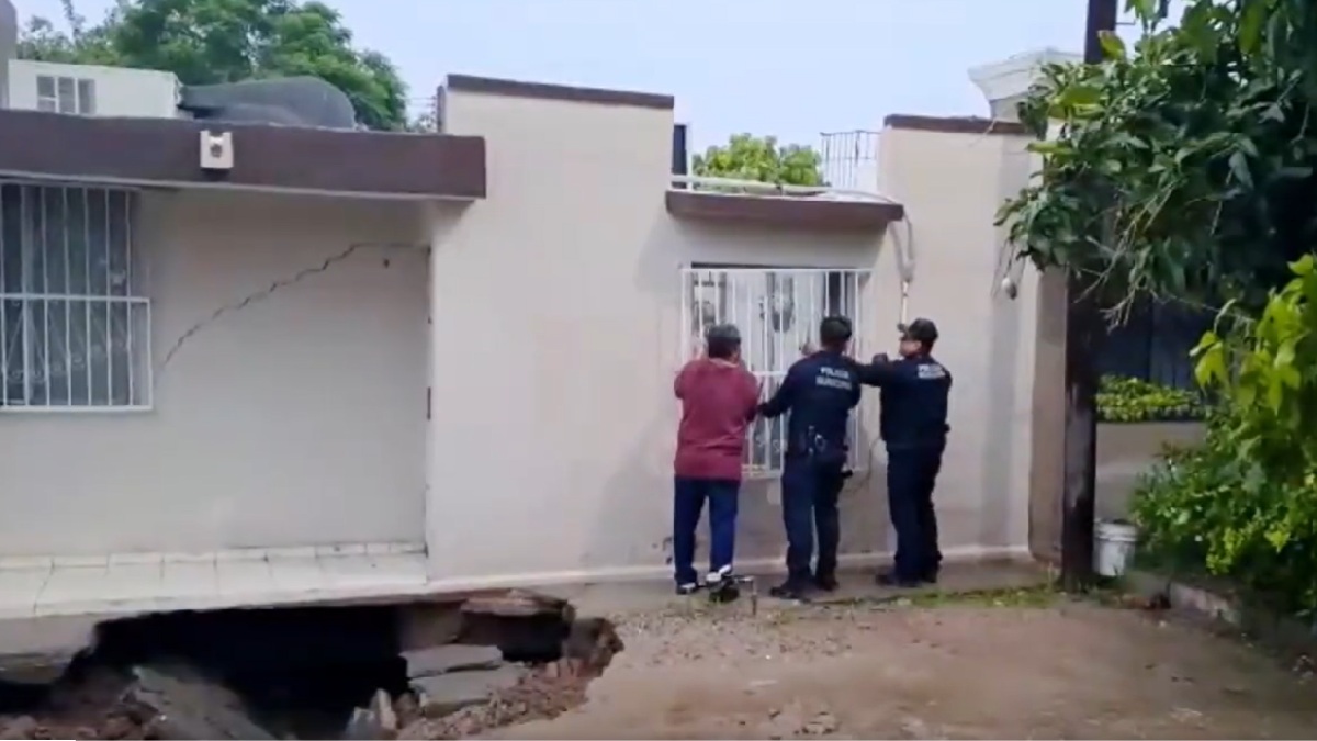 En Hermosillo, se abre socavón y afecta a casa; policía rescata a pareja
