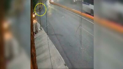 En Monterrey, automovilistas evitan presunto levantón de una joven; ve video