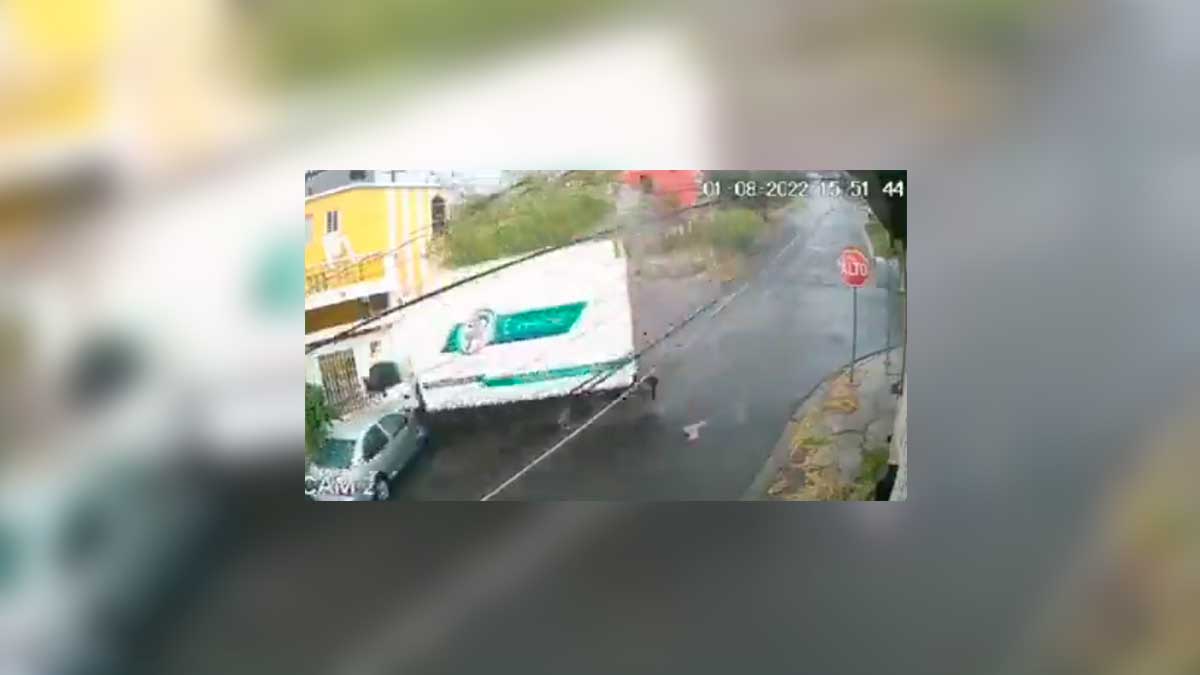 En Monterrey, camión de mensajería pierde el control y choca con autos