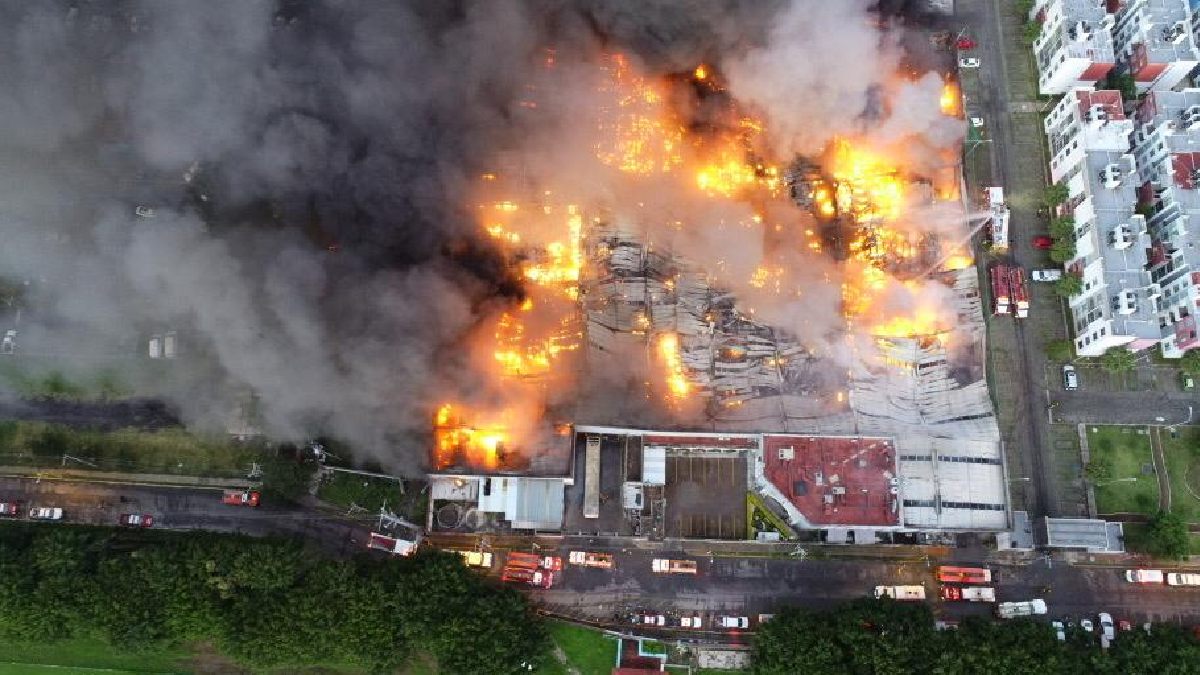 En Tlaquepaque, Jalisco, incendio consume fábrica de sandalias