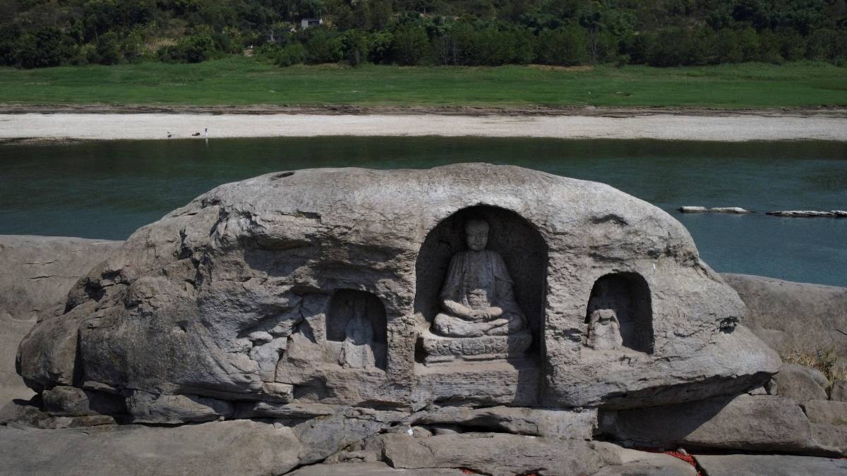 Descenso de río Yangtsé en China, deja al descubierto tres estatuas budistas