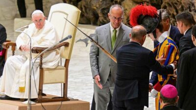 En plena audiencia del Papa Francisco, un guardia suizo se desmaya
