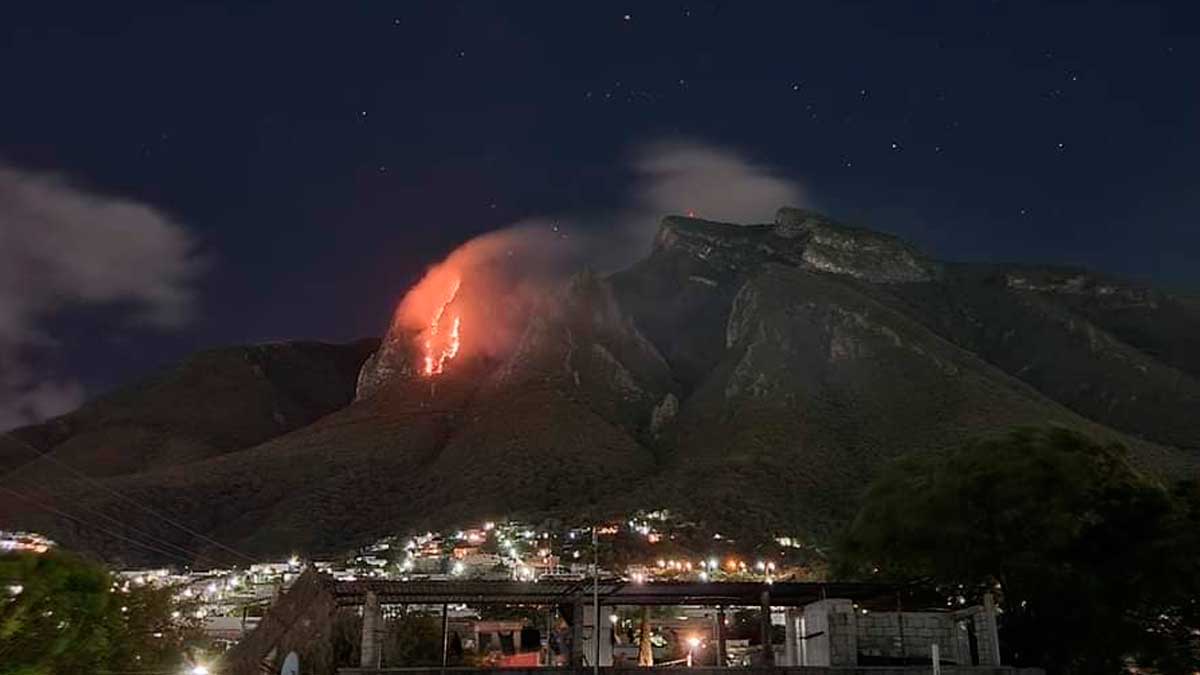 ¡Espectral! Se incendia Cerro de La Silla en Nuevo León; ve imágenes