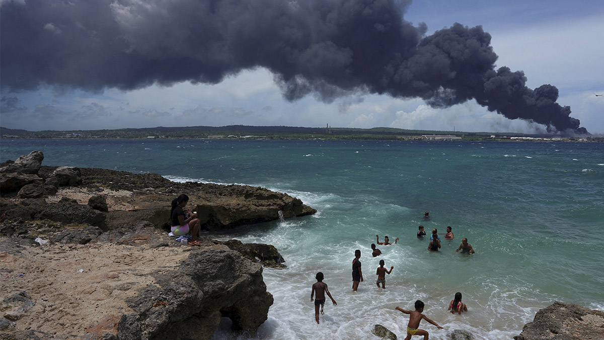 Llega ayuda de México a Cuba para combatir incendio de tanques de petróleo