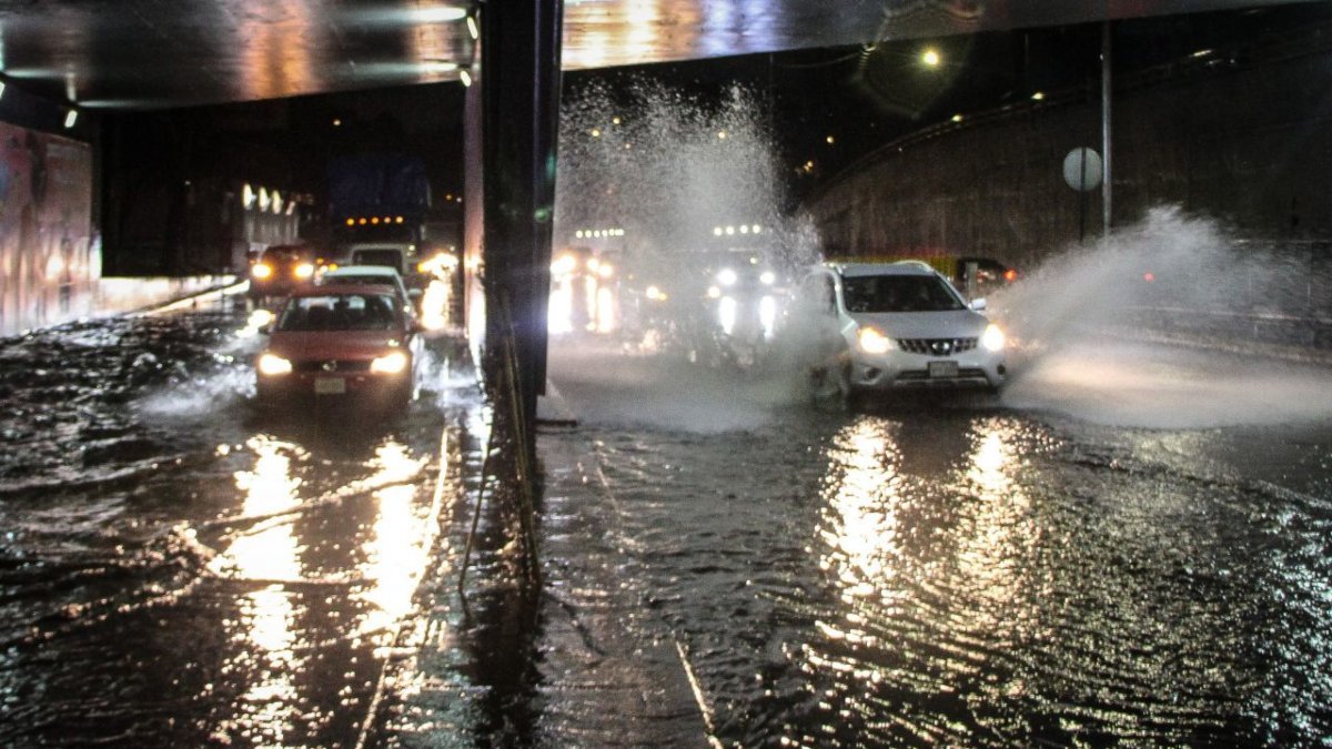 Lluvia deja encharcamientos y caos vial en la CDMX