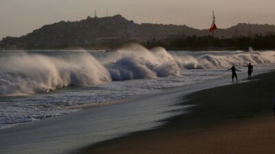Mar de fondo en Manzanillo, Colima: esperan olas de más de 2 metros