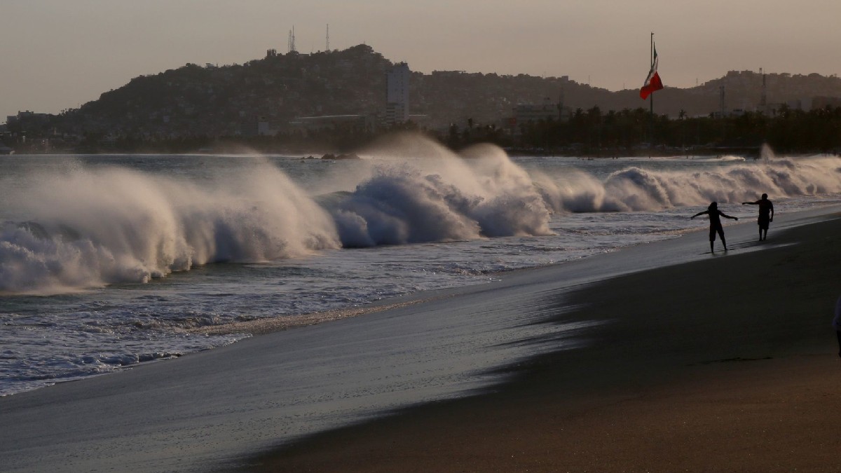 Alerta en Manzanillo por mar de fondo; esperan olas de más de 2 metros de altura