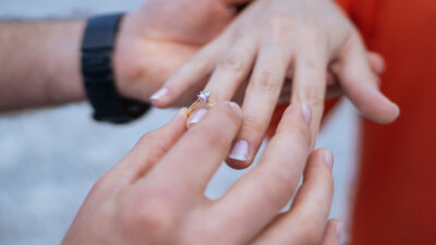 Asistentes del Estadio Alfredo Harp Helú aplaudieron la propuesta de matrimonio en un empleado de limpieza a su novia.