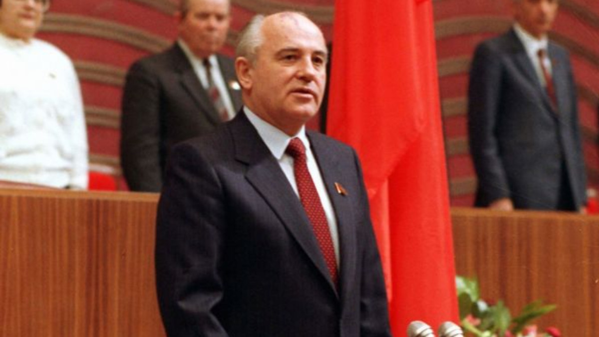 El 15 de octubre de 1985, Mijaíl Gorbachov presentó un plan de reestructuración económica para la Unión Soviética, la “perestroika”.