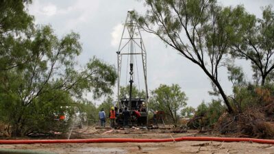 Mineros en Sabinas, Coahuila: aumenta nivel de agua en mina, diseñan una nueva estrategia