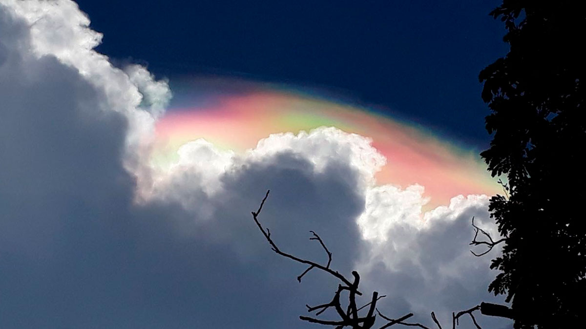 ¿Habías visto algo así? Fenómeno sorprende en China, le llaman nube de bufanda arcoíris