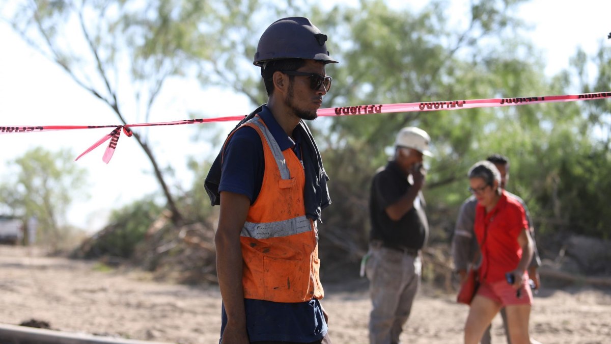Escombros, gas y lluvia siguen retrasando rescate de mineros en Coahuila