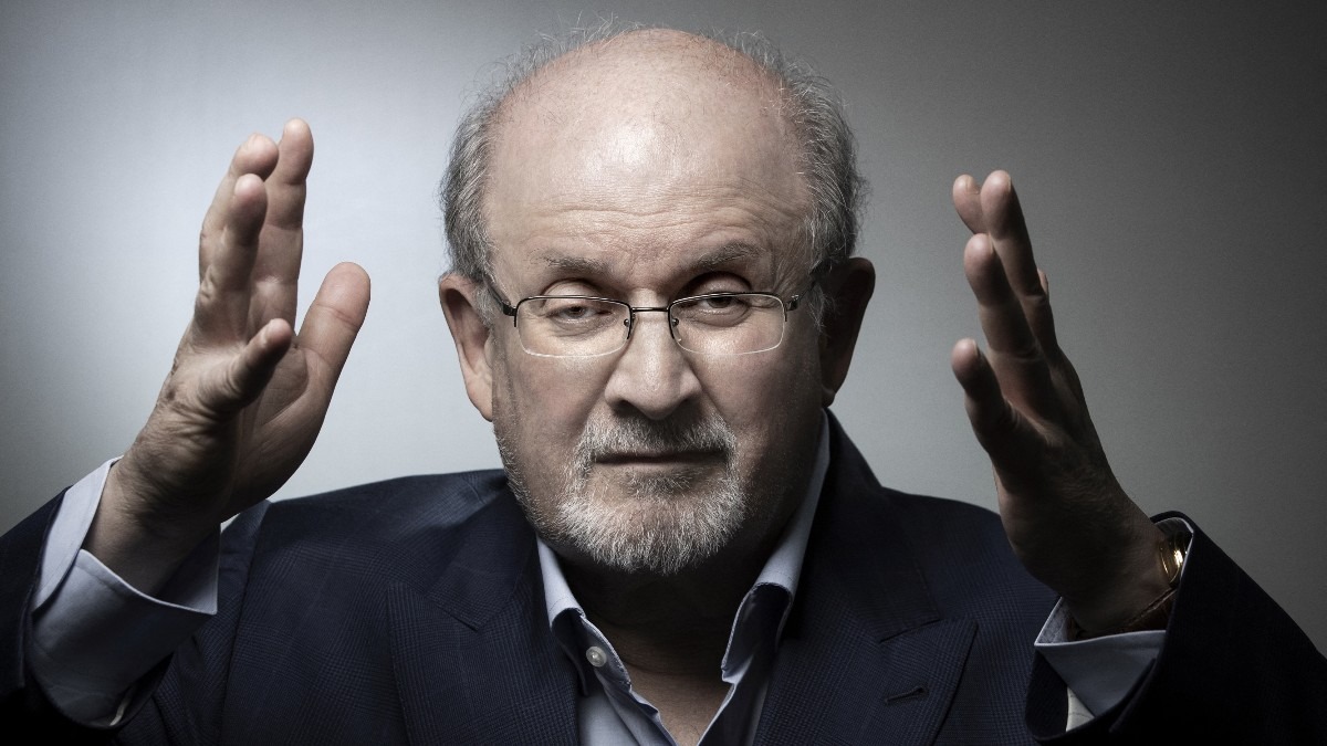 El escritor Salman Rushdie fue atacado sobre el escenario durante un evento en Nueva York