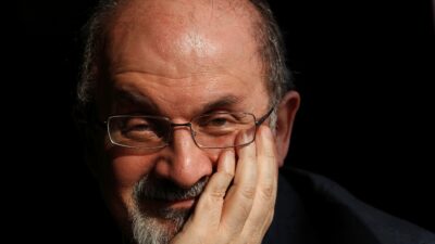 Salman Rushdie ¿Qué se sabe de escritor atacado en escenario?