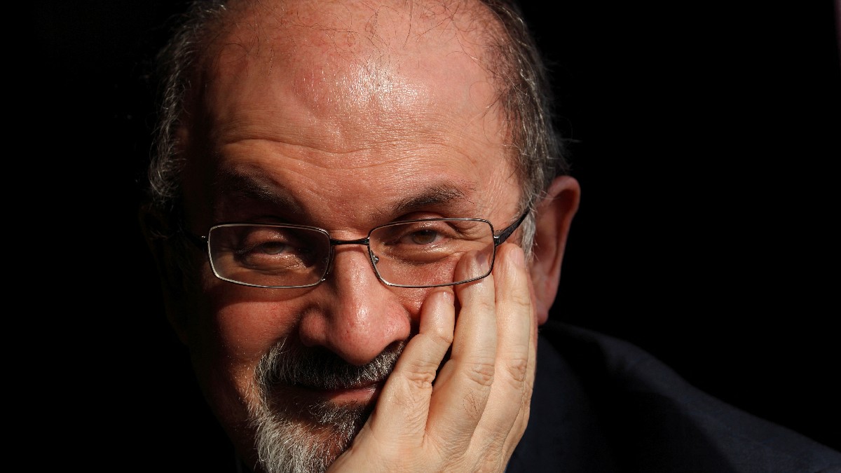 Salman Rushdie ¿Qué se sabe de escritor atacado en escenario?