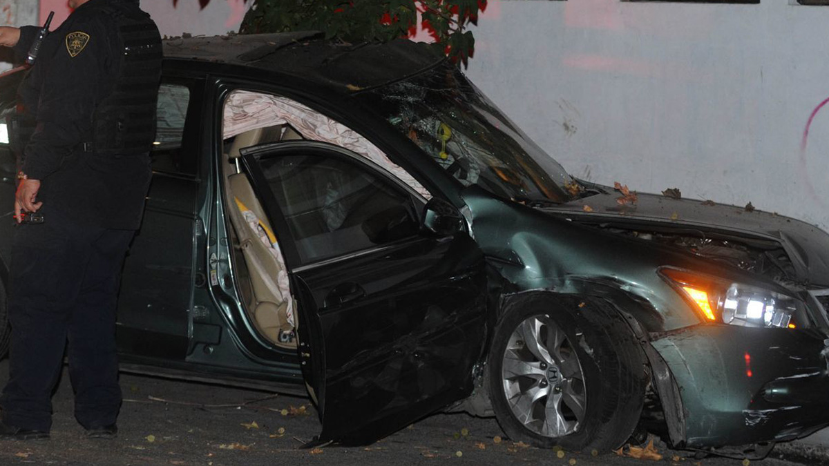 Tres jóvenes se salvan de ser aplastados, debido a que el conductor chocó su automóvil contra un árbol que les cayó encima.