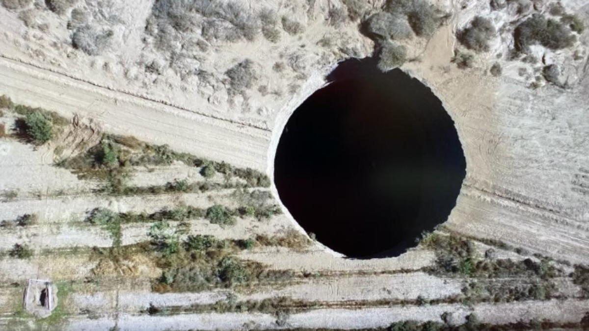 De 25 a 32 metros de diámetro pasó el socavón que apareció el sábado 30 de julio; autoridades locales lo atribuyen a la actividad minera