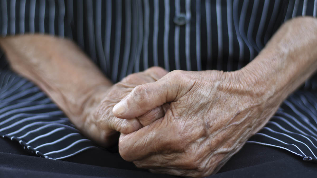 Conmueve en redes señora de 97 años que llora porque sus 16 hijos la abandonaron