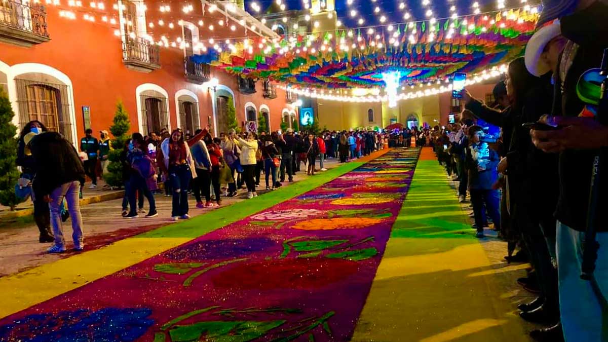 Tlaxcala rompe récord Guinness del tapete monumental más largo del mundo