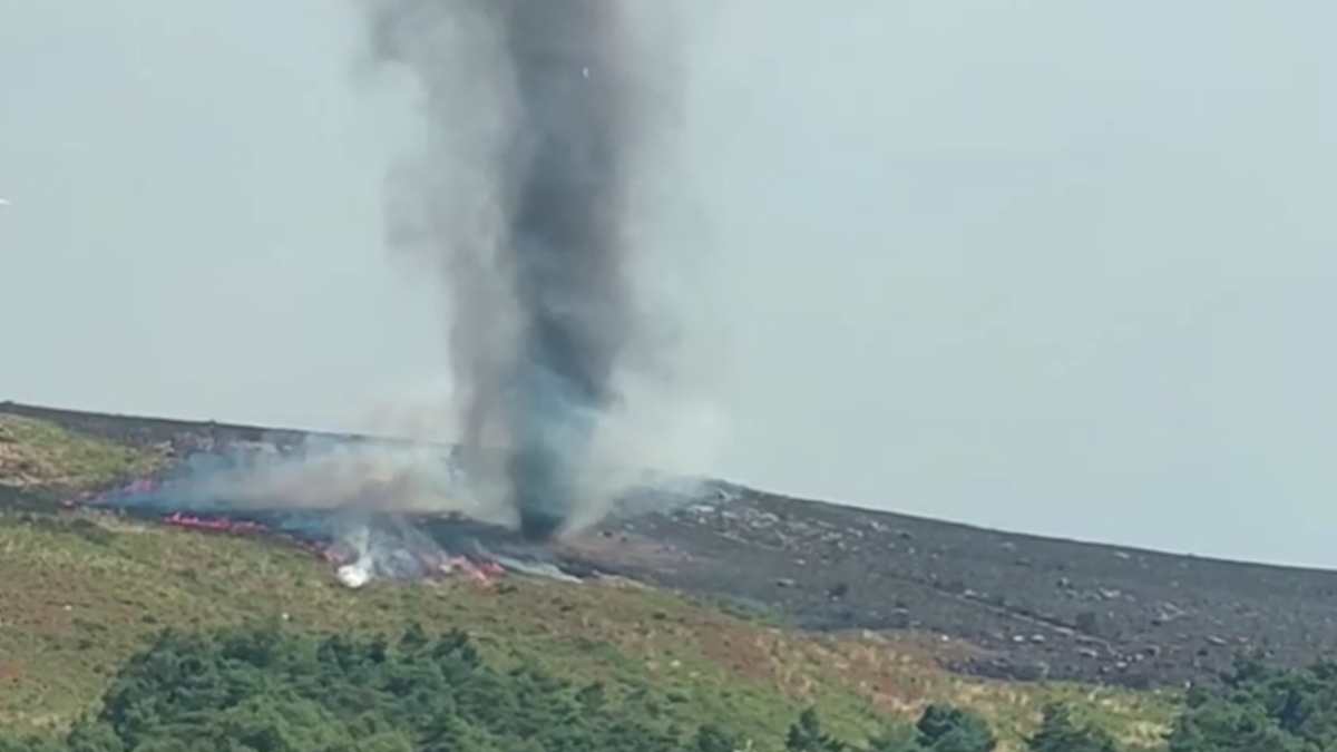 Impresionante: tornado de fuego resurge en incendio forestal en Portugal